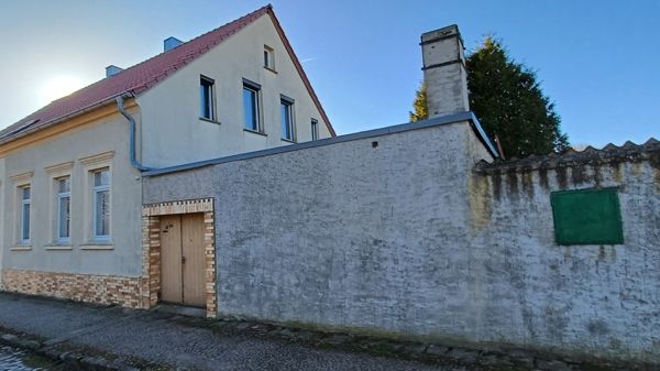 Doppelhaushälfte in ruhiger Lage mit großem Garten und Garage